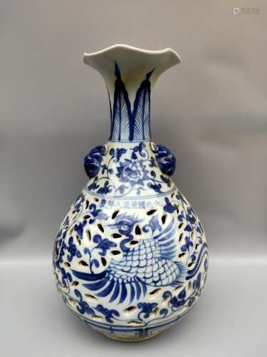 To is, blue and white hollow out a flat bottles.11 CM high 3...