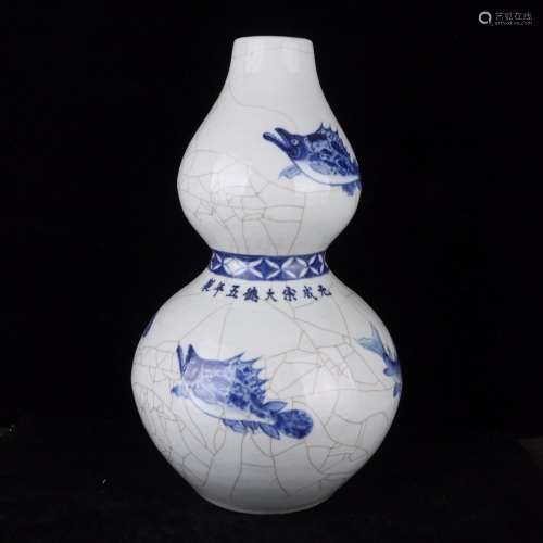 Blue and white piece of fish and algae gourd bottleSpecifica...