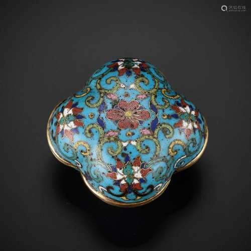 AN EXTREMELY RARE CLOISONNÉ ENAMEL QUADRILOBED BOX AND COVER...