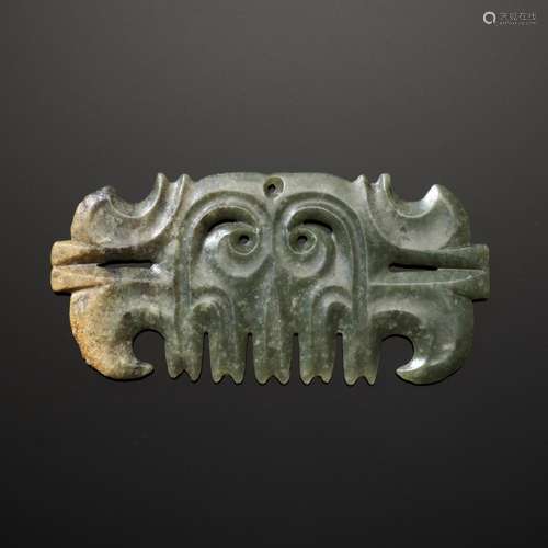 A RARE GREEN JADE TOOTHED ANIMAL MASK ORNAMENT, LATE HONGSHA...