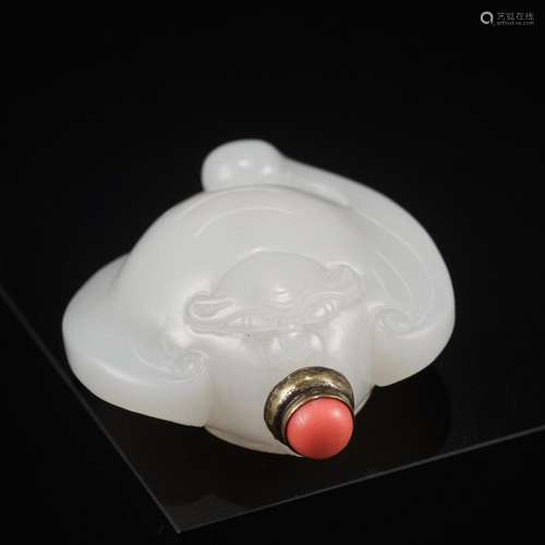 A WHITE JADE ‘BAT’ SNUFF BOTTLE, 1730-1850