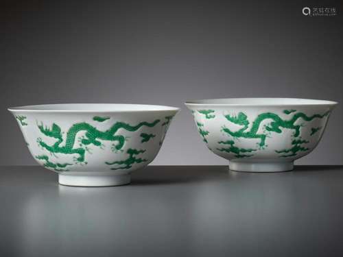 A RARE PAIR OF MING-STYLE GREEN-ENAMELED ‘DRAGON’ BOWLS, KAN...