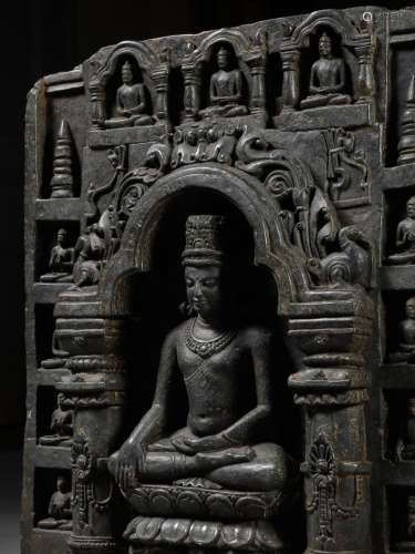 A MAGNIFICENT BLACK STONE STELE DEPICTING AN ENSHRINED VAIRO...