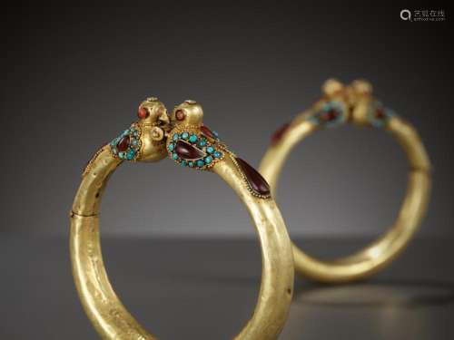A PAIR OF GOLD ‘BIRD’ BANGLES, PERSIA, 11TH TO 12TH CENTURY