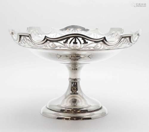 George V silver pedestal fruit bowl, Martin Hall & Co Lt...