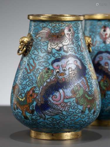 A PAIR OF CLOISONNÉ ENAMEL MINIATURE ‘BUDDHIST LION’ VASES, ...