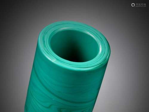 AN ‘IMITATION MALACHITE’ GLASS BRUSHPOT, BITONG, XUANTONG MA...