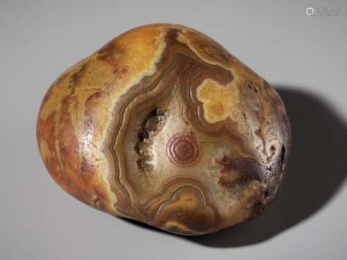 AN AGATE PEBBLE WEIGHT, SONG TO MING DYNASTY