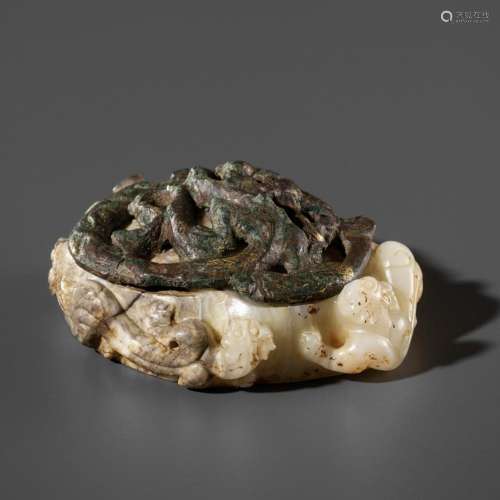 A ‘CHILONG’ JADE WEIGHT, EMBELLISHED WITH A GILT-BRONZE ‘DRA...