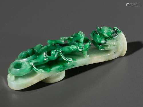 AN EMERALD-GREEN JADEITE ‘DRAGON’ BELT HOOK, 19TH CENTURY