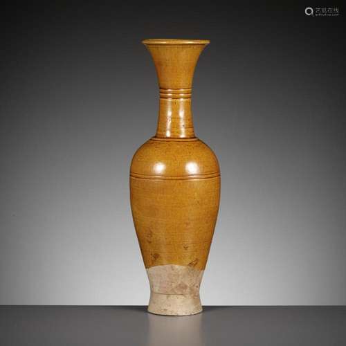 A TALL AMBER-GLAZED VASE, LIAO DYNASTY