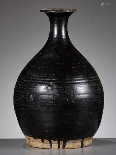 A LARGE CIZHOU BLACK-GLAZED BOTTLE VASE, YUHUCHUN PING, YUAN...