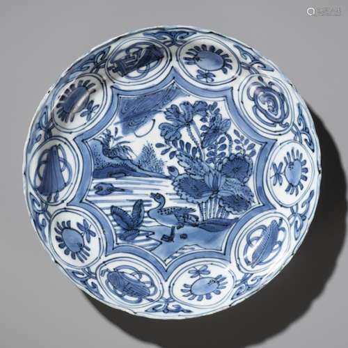 A BLUE AND WHITE ‘KRAAK’ PORCELAIN DISH, WANLI PERIOD