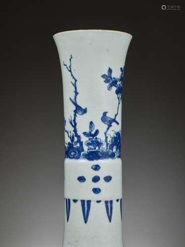 A BLUE AND WHITE ‘MAGPIES AND PRUNUS’ BEAKER VASE, GU, TRANS...