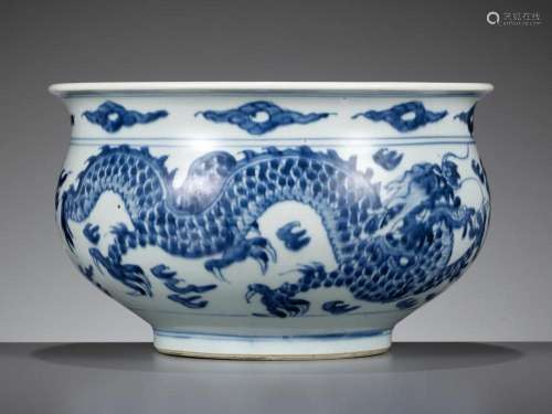 A BLUE AND WHITE ‘DRAGON’ BOMBÉ CENSER, TRANSITIONAL TO EARL...