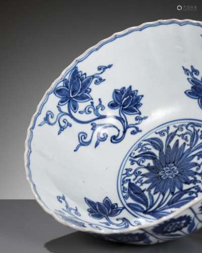 A BLUE AND WHITE ‘ASTER’ BOWL, KANGXI PERIOD