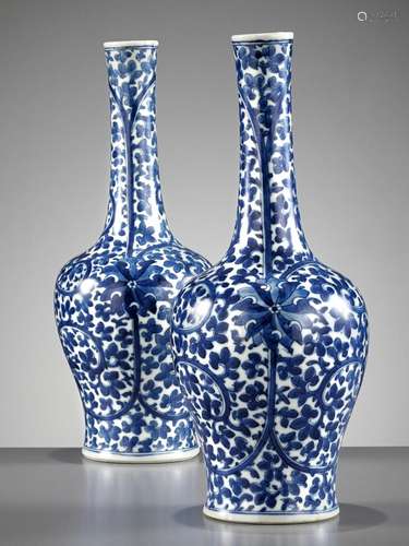 A PAIR OF BLUE AND WHITE ‘LOTUS’ MALLET VASES, KANGXI PERIOD