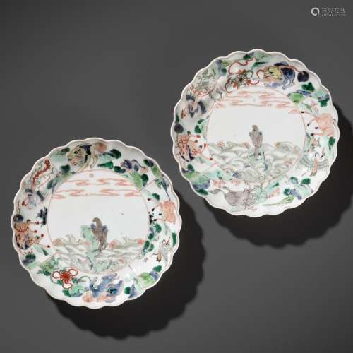 A PAIR OF FAMILLE VERTE SCALLOPED ‘HAWK’ DISHES, KANGXI PERI...