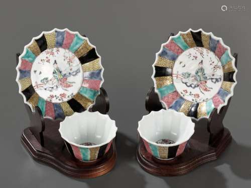 A FINE PAIR OF FAMILLE ROSE TEA BOWLS AND SAUCERS, LATE YONG...