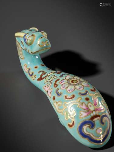 A FAMILLE ROSE ‘IMITATION CLOISONNÉ’ BELT HOOK, QING DYNASTY