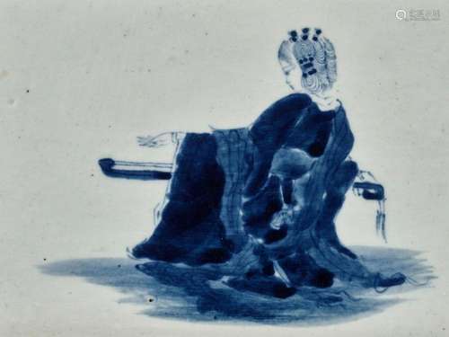 A RARE ‘LADY PLAYING THE QIN’ BLUE AND WHITE PORCELAIN TRAY,...