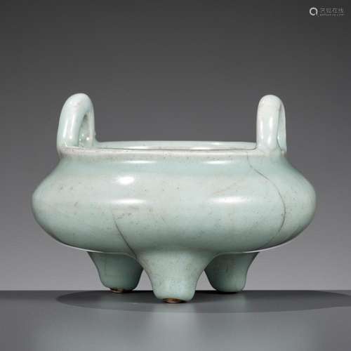 A GUAN-TYPE TRIPOD CENSER, CHINA, 18TH CENTURY