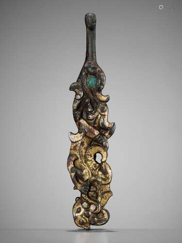 A GLASS-INLAID GILT-BRONZE ‘TIGER AND DRAGON’ BELT HOOK, WAR...