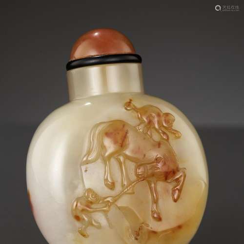 A CAMEO AGATE ‘MONKEY AND HORSE’ SNUFF BOTTLE, OFFICIAL SCHO...