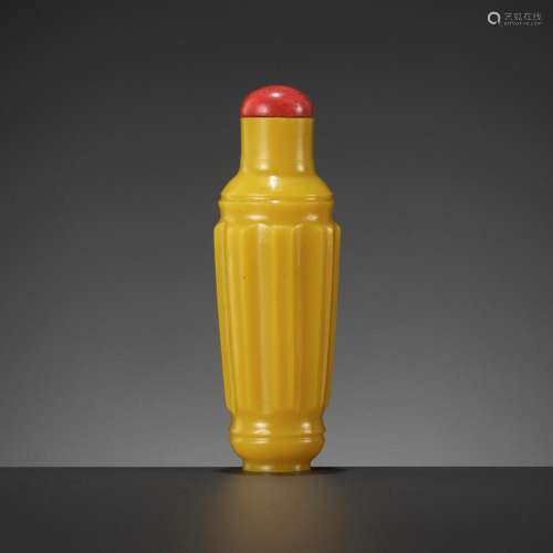 A FACETED IMPERIAL YELLOW GLASS SNUFF BOTTLE, 18TH CENTURY