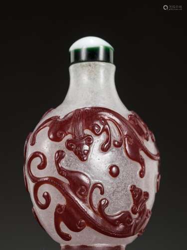 A RUBY-RED OVERLAY SNOWFLAKE GLASS ‘CHILONG’ SNUFF BOTTLE, 1...