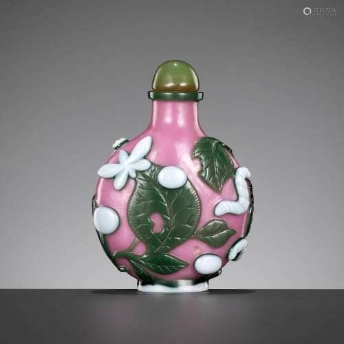 A GREEN AND WHITE DOUBLE-OVERLAY PINK GLASS ‘SILKWORM’ SNUFF...