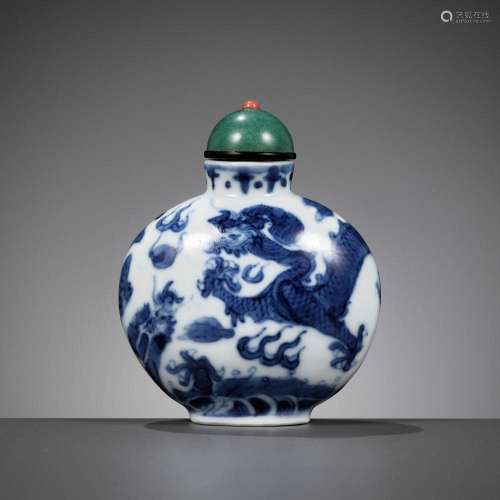 A BLUE AND WHITE ‘DRAGON’ SNUFF BOTTLE, MID-QING DYNASTY