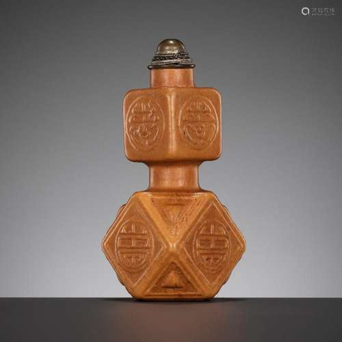 AN IMPERIAL MOLDED GOURD ‘SHOU’ SNUFF BOTTLE, QIANLONG SHANG...