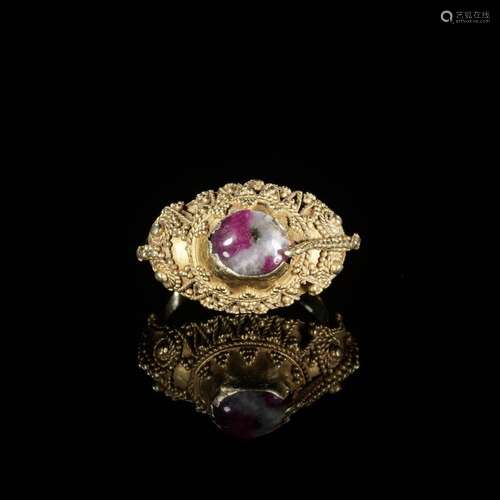 A CORUNDUM-SET GOLD ‘FLOWERS AND BIRD’ PRIEST’S RING