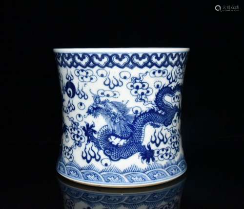 Blue and white dragon brush pot x19.6 17.8 cm800