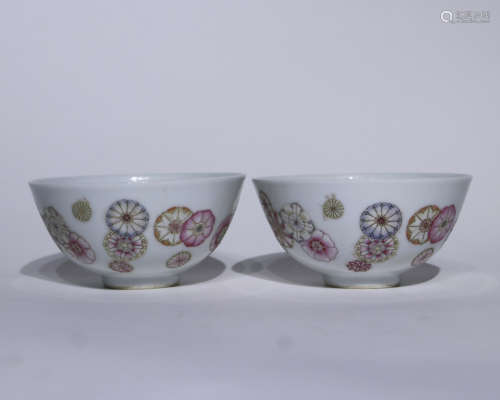 A pair of famille-rose 'balls' bowl
