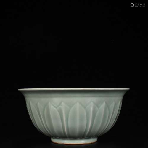 Longquan celadon powder blue glaze carved dragon in a bowl12...