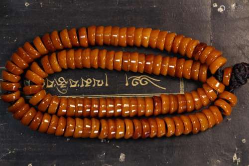 Similarmani holding a bead, similar YuHua material, the stat...