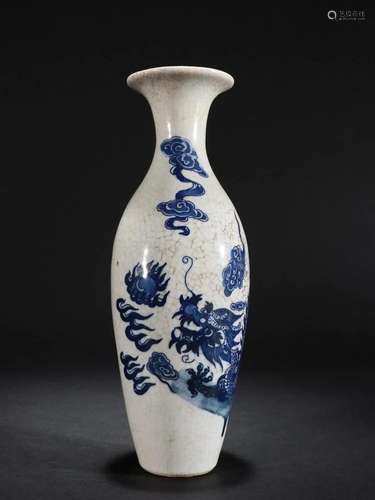 A Fine Blue and White Dragon Pattern Vase