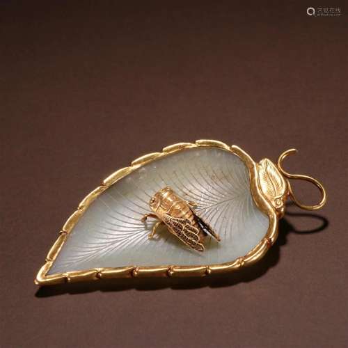 A Fine Hetian Jade Inlaid Gold Leaf Ornament