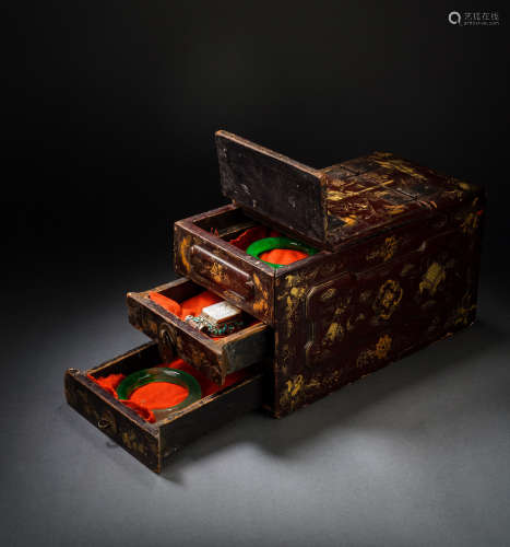 清 漆金彩繪珠寶盒嵌珠寶手鐲三只 翡翠鼠 和田玉牌飾