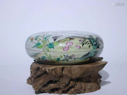 CHINESE FAMILLE-ROSE BOX DEPICTING 'BUTTERFLY AND FLOWER...