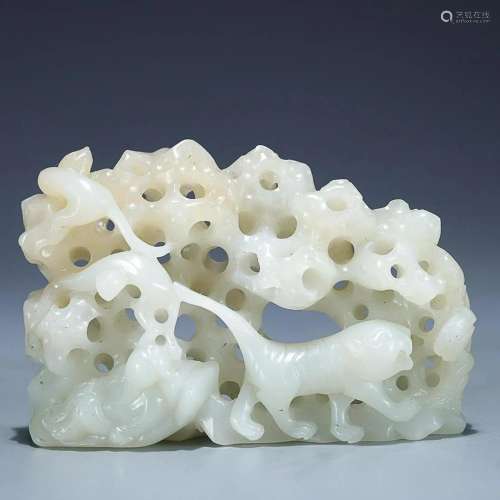 CHINESE HETIAN JADE ORNAMENT WITH CARVED 'BEAST'