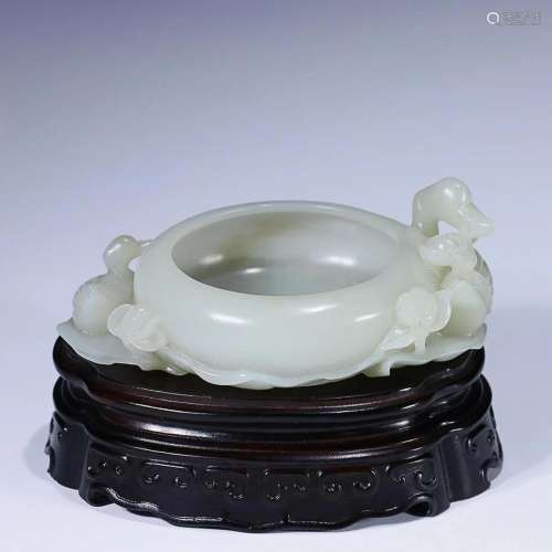 CHINESE HETIAN JADE WASHER WITH CARVED 'GOOSE'