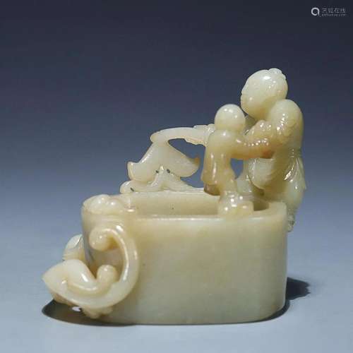 CHINESE HETIAN JADE WATER JAR WITH CARVED 'FIGURE'