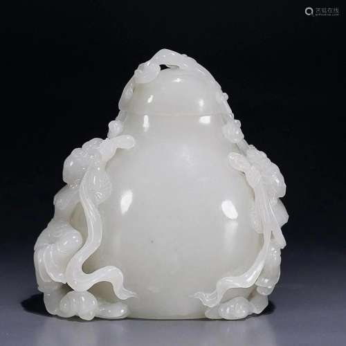 CHINESE HETIAN JADE VASE WITH CARVED 'FIGURE'