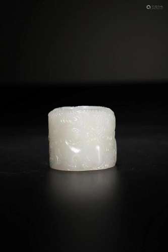 CHINESE HETIAN JADE THUMB RING WITH CARVED 'GOAT'