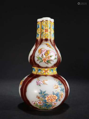 CHINESE PAINTED-ENAMEL GLASS DOUBLE-GOURD VASE DEPICTING ...