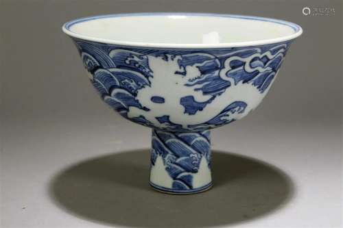 A Chinese Dragon-decorating Tall-end Porcelain Cup