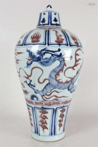A Chinese Lidded Dragon-decorating Porcelain Fortune Vase